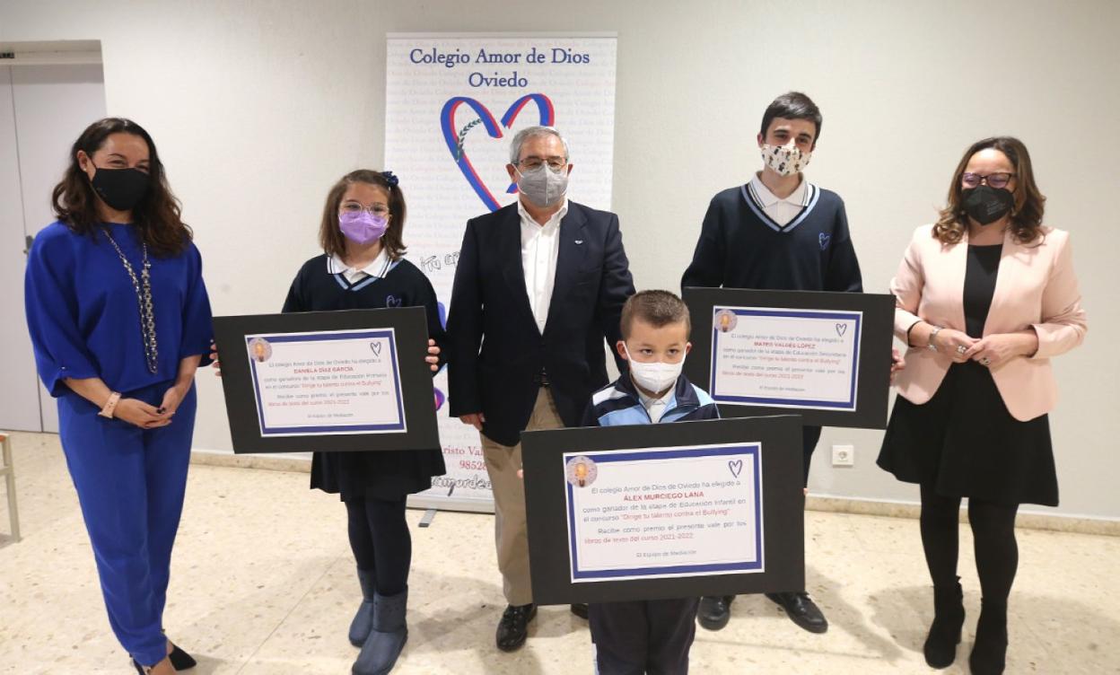 María José Ardira, Alfonso Pereira ySally Ramos, junto a los tres ganadores del concurso. 