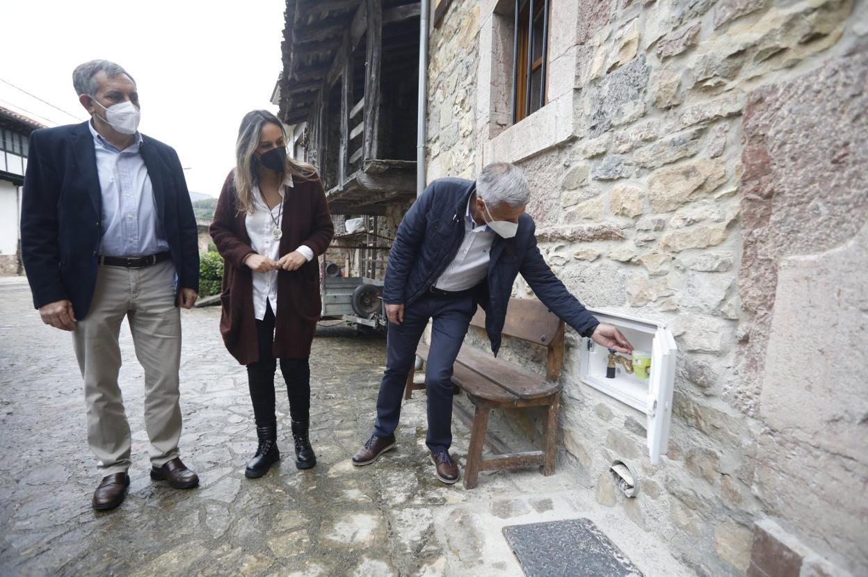 Las autoridades comprueban cómo han quedado los contadores. 