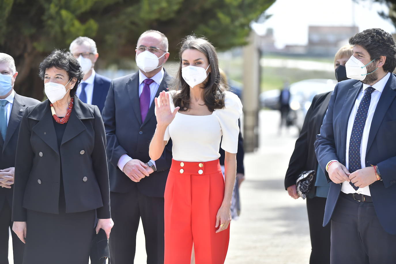 Su Majestad ha recuperado varias prendas para asistir al VI Congreso Educativo sobre Enfermedades Raras, entidad de la que ella es presidenta de honor. Doña Letizia vuelve al rojo y blanco y ha lucido un top con mangas abullonadas, pantalones culotte y tacones cuadrados para andar ligera. La Reina ha viajado hasta Totana (Murcia). Este encuentro busca el abordaje de los retos que plantean las enfermedades raras en la infancia, ya que gran parte de los 3 millones de personas que viven con estas enfermedades en España, o están en busca de diagnóstico, son niños.