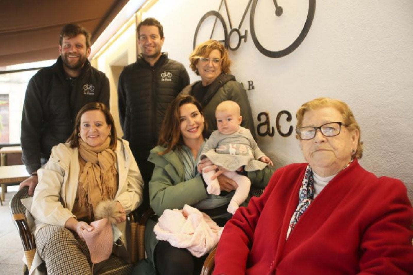 Familia. Arriba, Juan y Rufi Riestra y Victoria Quirós. Abajo, Nati Quirós, María Menéndez, Lara Riestra y Ovidia Serrano.