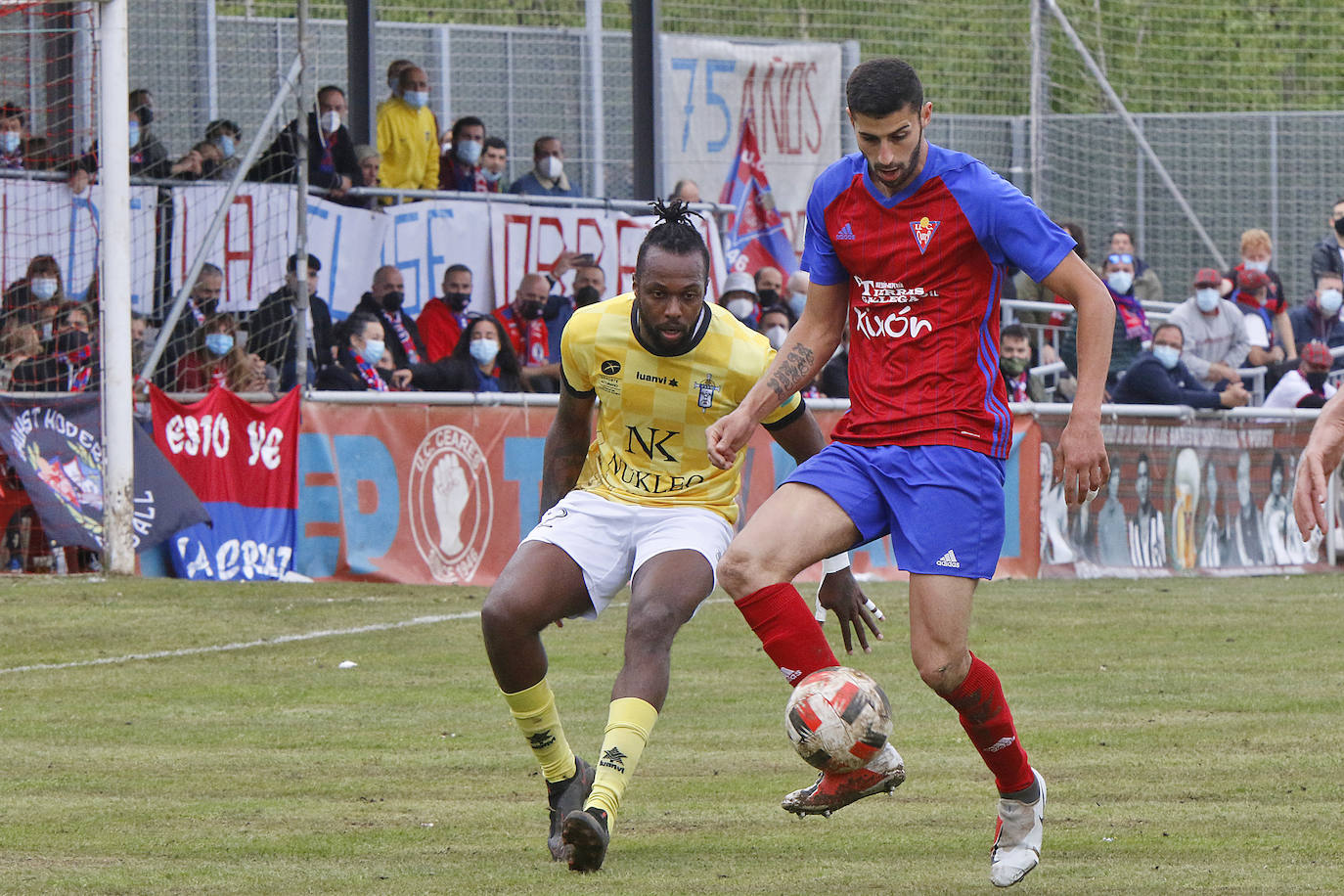 El público no dejó de animar a su equipo a pesar del varapalo que supuso la derrota ante el San Martín. La afición de La Cruz despidió entre aplausos a los jugadores y al cuerpo técnico, reconociendo su brillante temporada que puede tener la guinda con el ansiado ascenso.