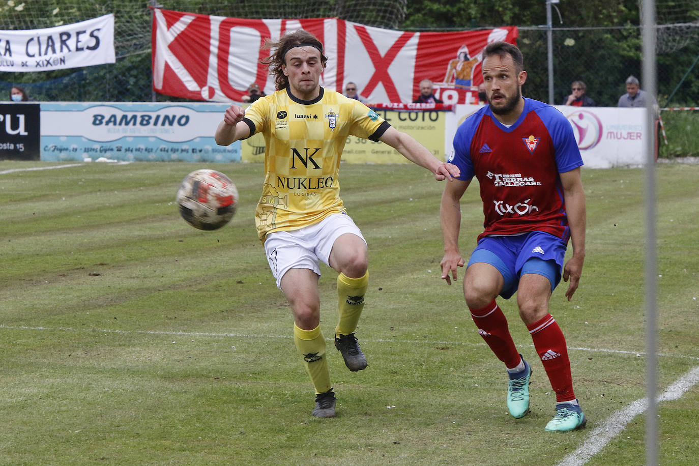 El público no dejó de animar a su equipo a pesar del varapalo que supuso la derrota ante el San Martín. La afición de La Cruz despidió entre aplausos a los jugadores y al cuerpo técnico, reconociendo su brillante temporada que puede tener la guinda con el ansiado ascenso.