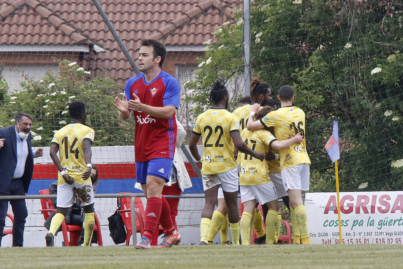 El público no dejó de animar a su equipo a pesar del varapalo que supuso la derrota ante el San Martín. La afición de La Cruz despidió entre aplausos a los jugadores y al cuerpo técnico, reconociendo su brillante temporada que puede tener la guinda con el ansiado ascenso.