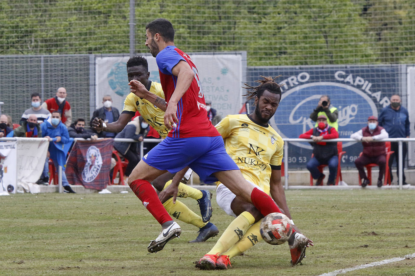 El público no dejó de animar a su equipo a pesar del varapalo que supuso la derrota ante el San Martín. La afición de La Cruz despidió entre aplausos a los jugadores y al cuerpo técnico, reconociendo su brillante temporada que puede tener la guinda con el ansiado ascenso.