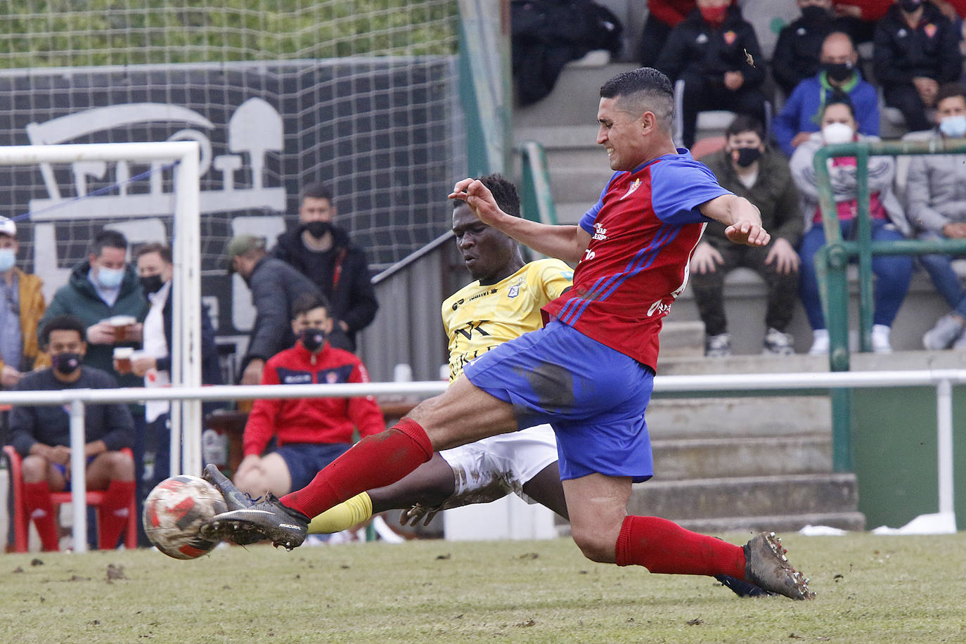 El público no dejó de animar a su equipo a pesar del varapalo que supuso la derrota ante el San Martín. La afición de La Cruz despidió entre aplausos a los jugadores y al cuerpo técnico, reconociendo su brillante temporada que puede tener la guinda con el ansiado ascenso.