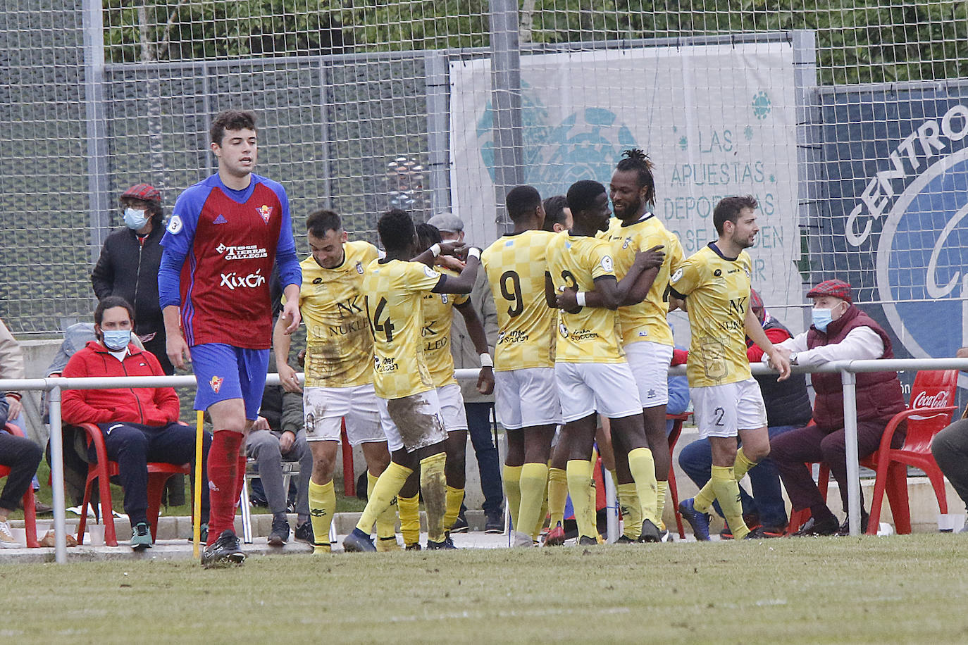 El público no dejó de animar a su equipo a pesar del varapalo que supuso la derrota ante el San Martín. La afición de La Cruz despidió entre aplausos a los jugadores y al cuerpo técnico, reconociendo su brillante temporada que puede tener la guinda con el ansiado ascenso.