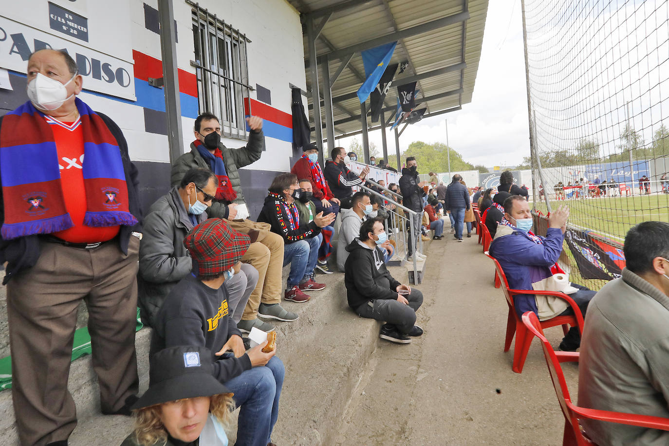 El público no dejó de animar a su equipo a pesar del varapalo que supuso la derrota ante el San Martín. La afición de La Cruz despidió entre aplausos a los jugadores y al cuerpo técnico, reconociendo su brillante temporada que puede tener la guinda con el ansiado ascenso.