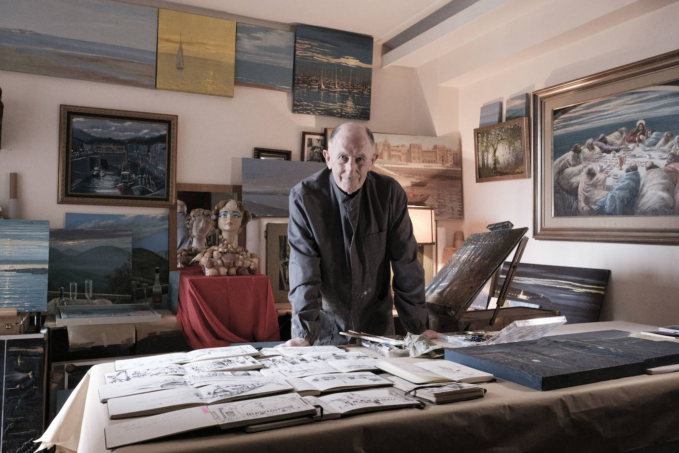 Una pareja con arte. El pintor Carlos Roces ha sido profesor de dibujo, pintura, diseño y decoración de varias generaciones de artistas. Su esposa, Tere Montero, toca el órgano y es miembro de la Coral Polifónica Gijonesa
