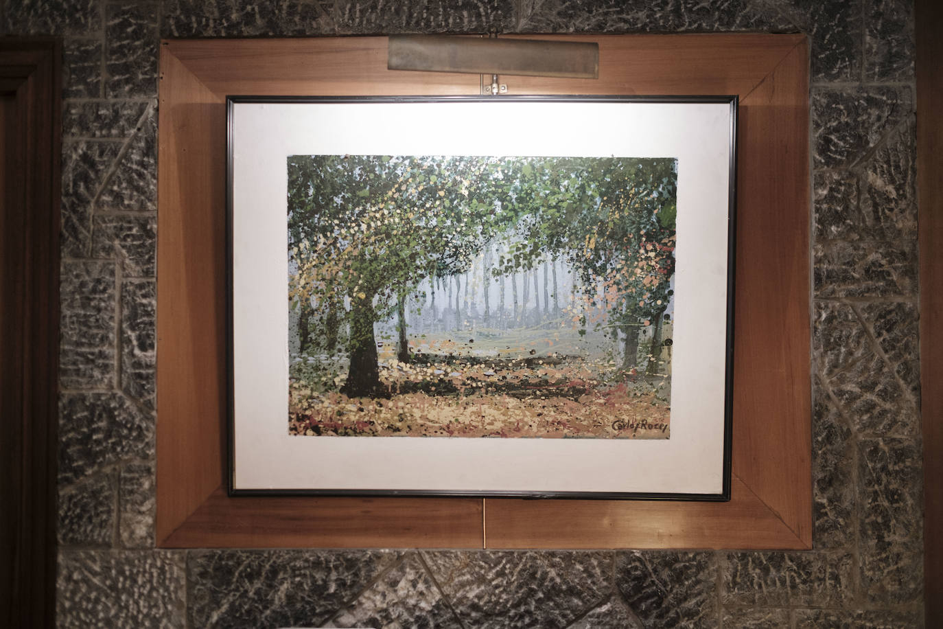 Una pareja con arte. El pintor Carlos Roces ha sido profesor de dibujo, pintura, diseño y decoración de varias generaciones de artistas. Su esposa, Tere Montero, toca el órgano y es miembro de la Coral Polifónica Gijonesa