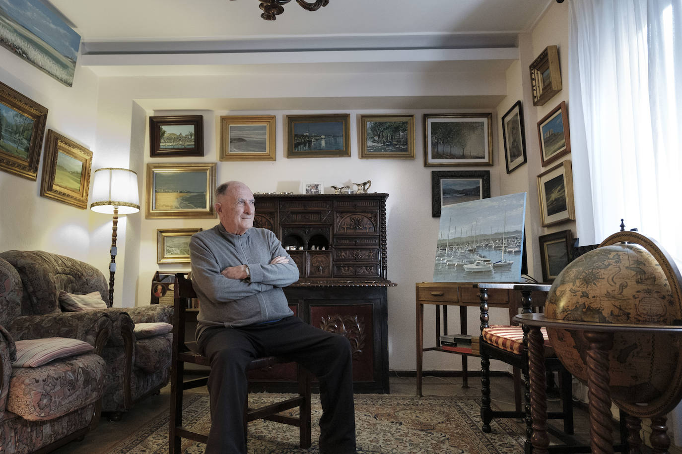 Una pareja con arte. El pintor Carlos Roces ha sido profesor de dibujo, pintura, diseño y decoración de varias generaciones de artistas. Su esposa, Tere Montero, toca el órgano y es miembro de la Coral Polifónica Gijonesa