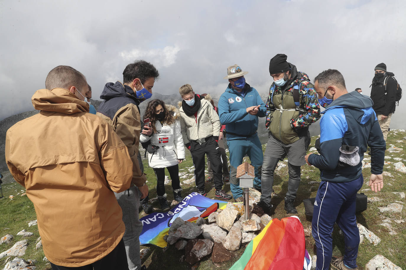 La asociación Faciendo Camín corona el Angliru con un buzón de cumbres con la forma del antiguo lavadero de Cimadevilla en recuerdo del popular personaje, asesinado hace 45 años