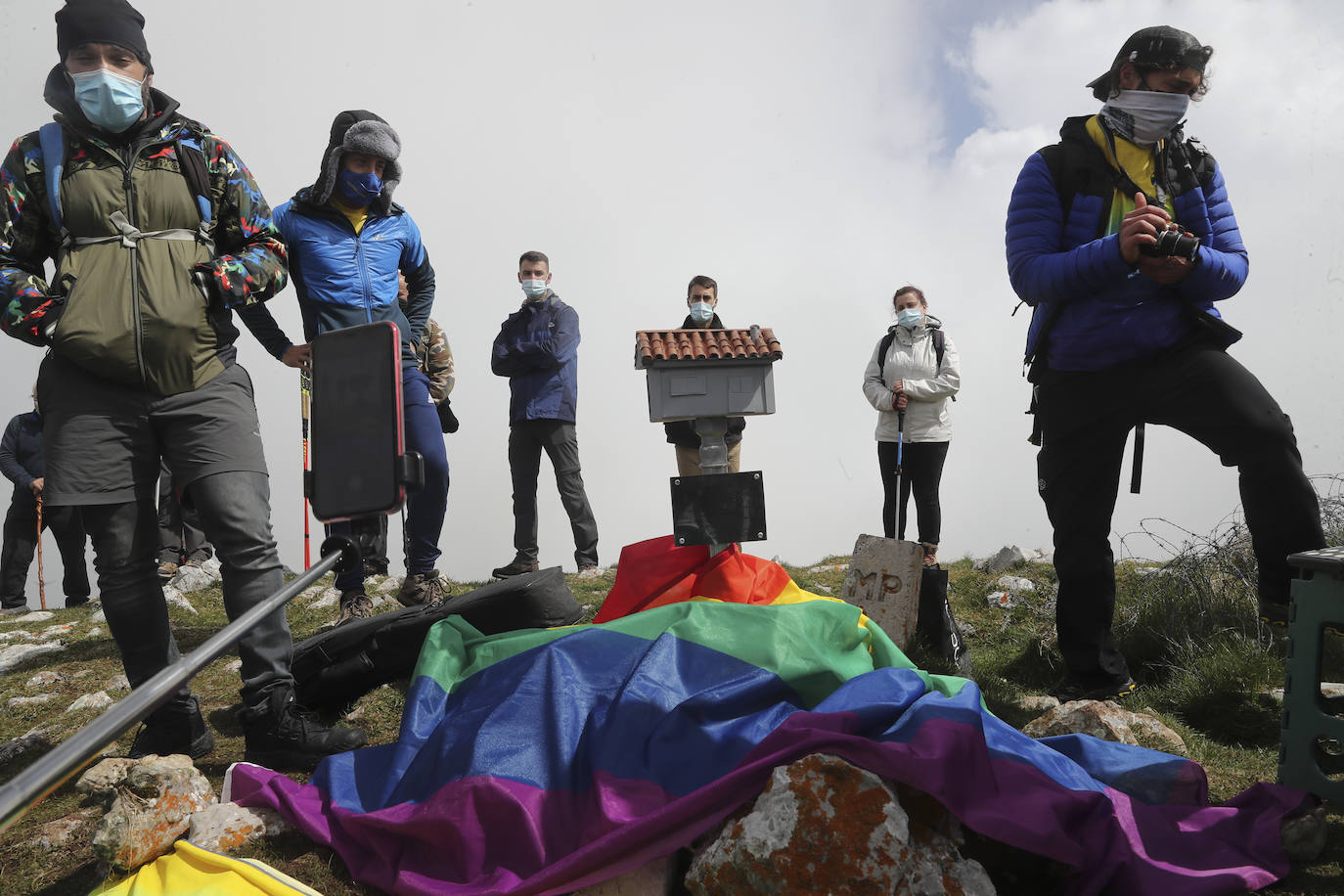 La asociación Faciendo Camín corona el Angliru con un buzón de cumbres con la forma del antiguo lavadero de Cimadevilla en recuerdo del popular personaje, asesinado hace 45 años