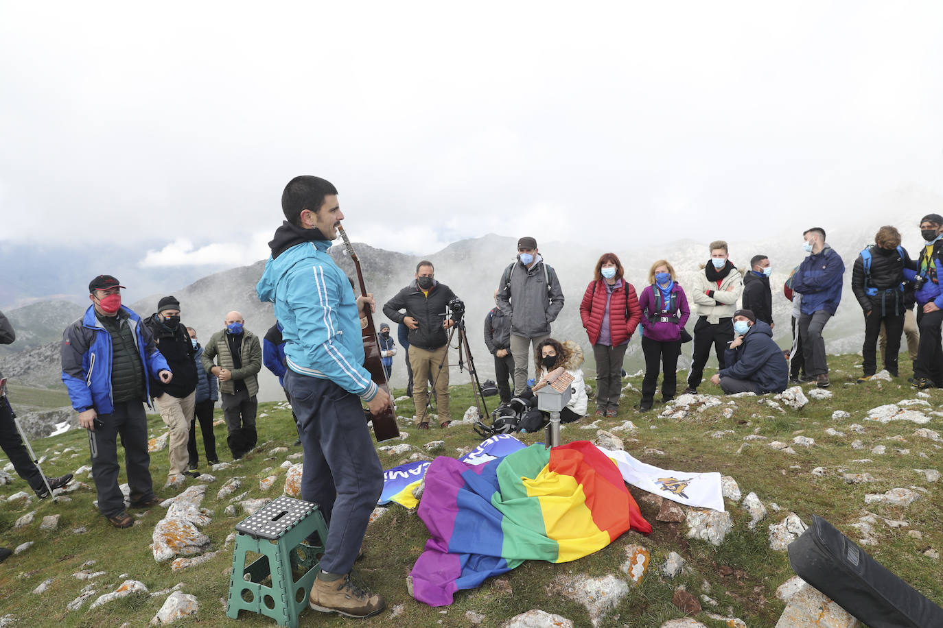 La asociación Faciendo Camín corona el Angliru con un buzón de cumbres con la forma del antiguo lavadero de Cimadevilla en recuerdo del popular personaje, asesinado hace 45 años