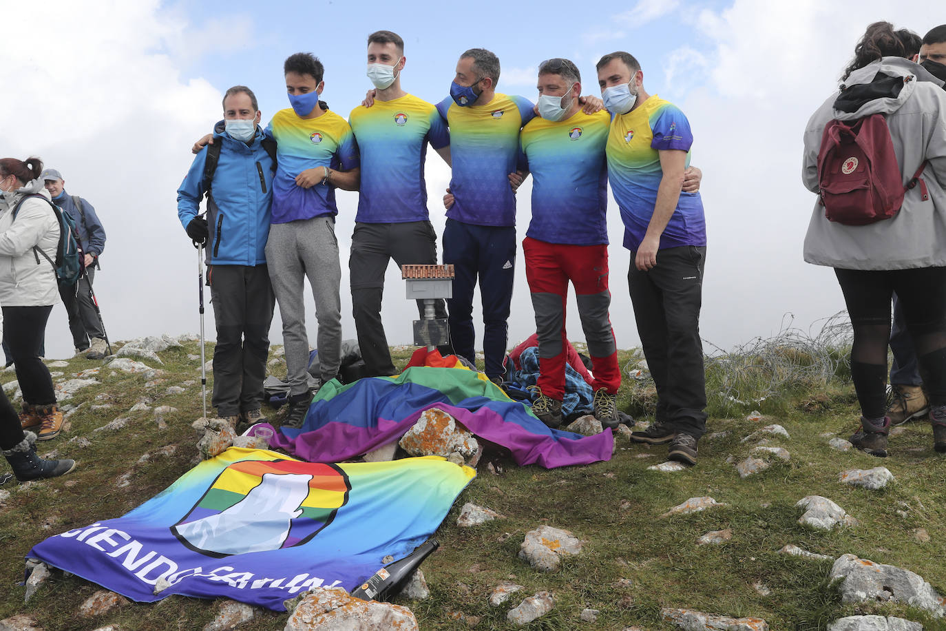 La asociación Faciendo Camín corona el Angliru con un buzón de cumbres con la forma del antiguo lavadero de Cimadevilla en recuerdo del popular personaje, asesinado hace 45 años