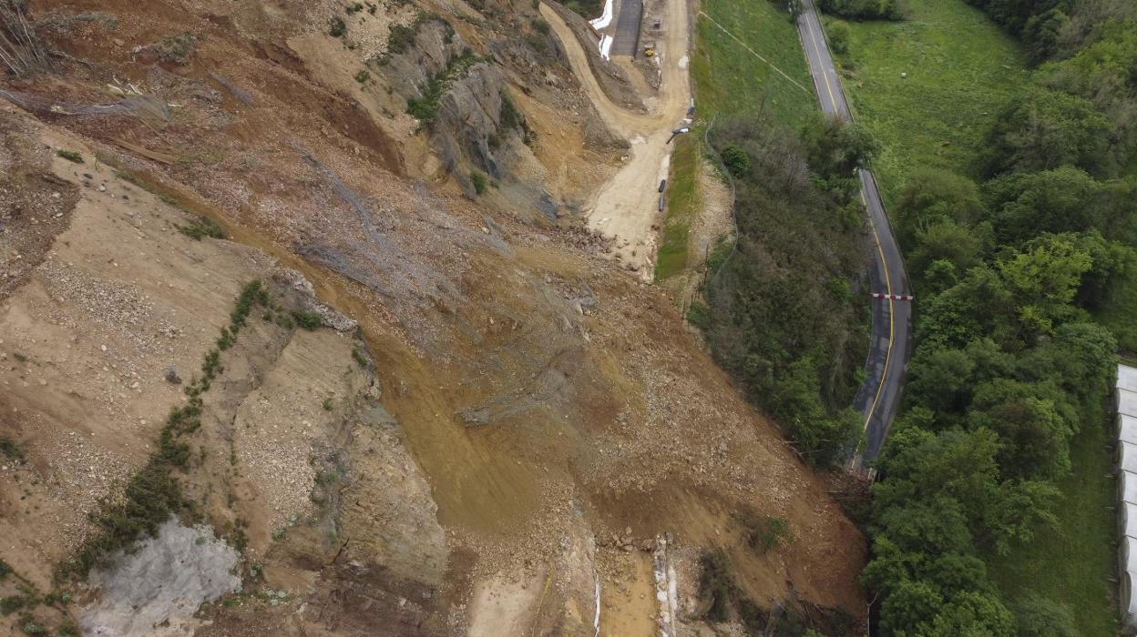 El corrimiento de tierras tapa el trazado de la autovía a La Espina y la carretera N-634, entre Casazorrina y Villazón. 