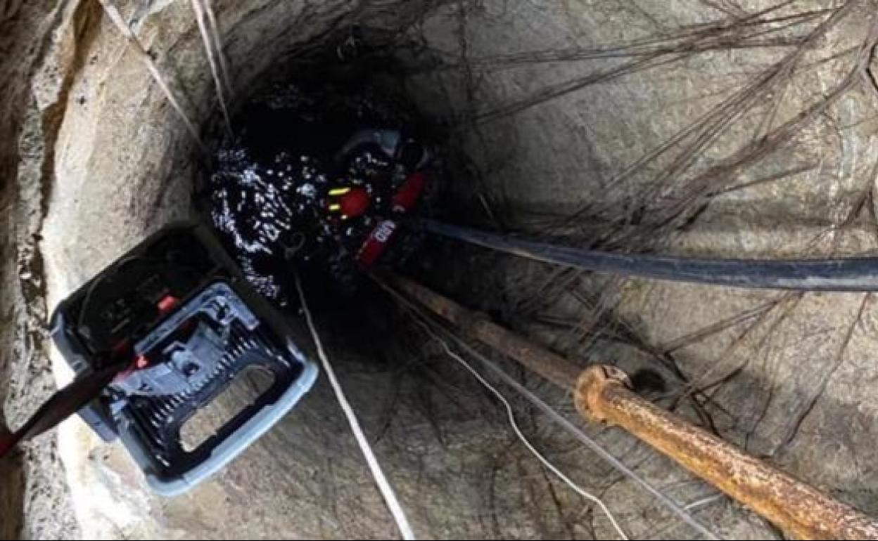 Maniobras de rescate en el interior del pozo.