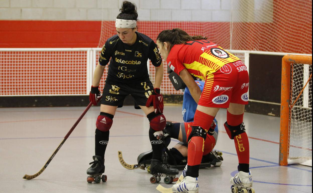 Natasha Lee, ante María Anglada, en el partido de este mediodía en Manlléu