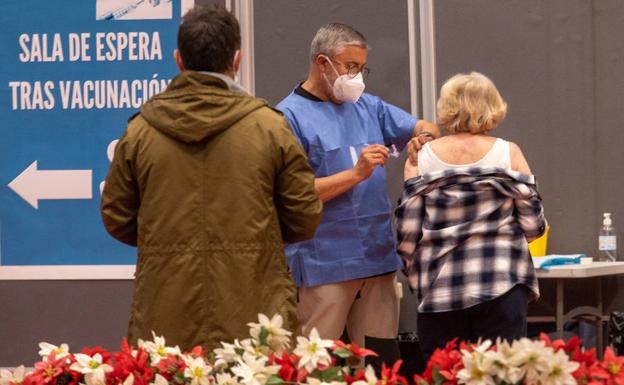 La vacunación ha evitado más de quinientos fallecidos en Asturias en mayores de 70 años