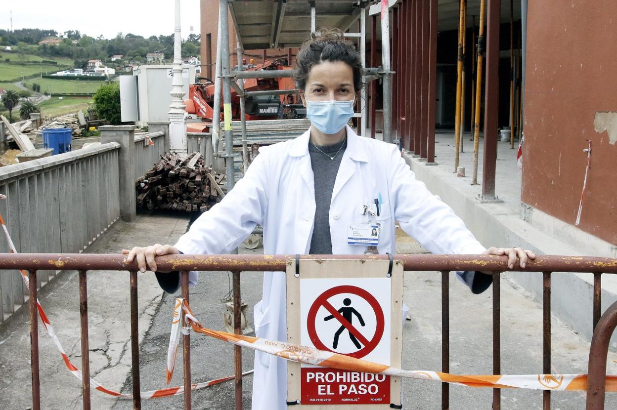 Lucía Raposo, ante las obras del anexo que se está construyendo para albergar el nuevo equipo. 