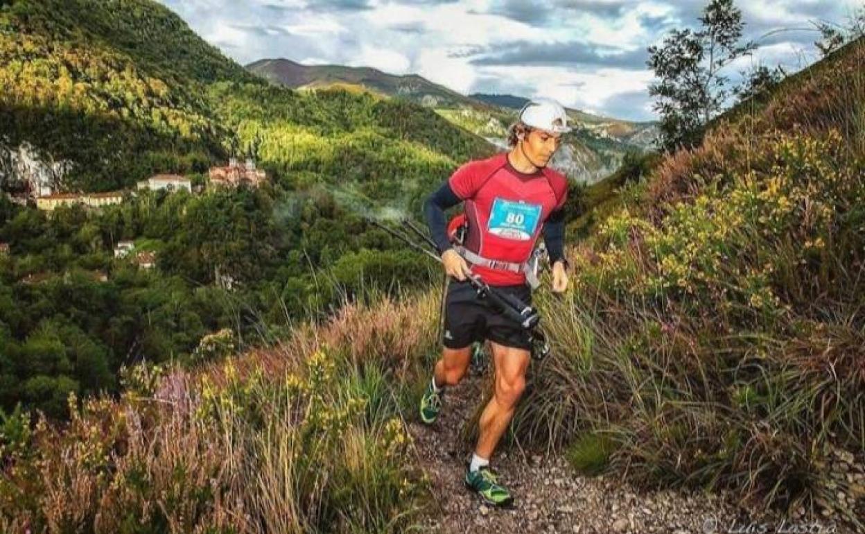 El corredor Juan Arechaga durante una pasada edición de la Maratón Xtreme Lagos de Covadonga. 