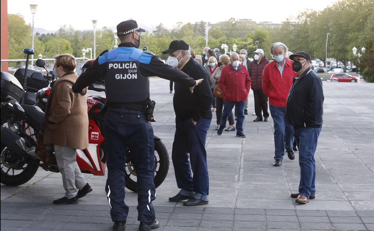 La Policía Local tuvo que intervenir para ordenar las colas 