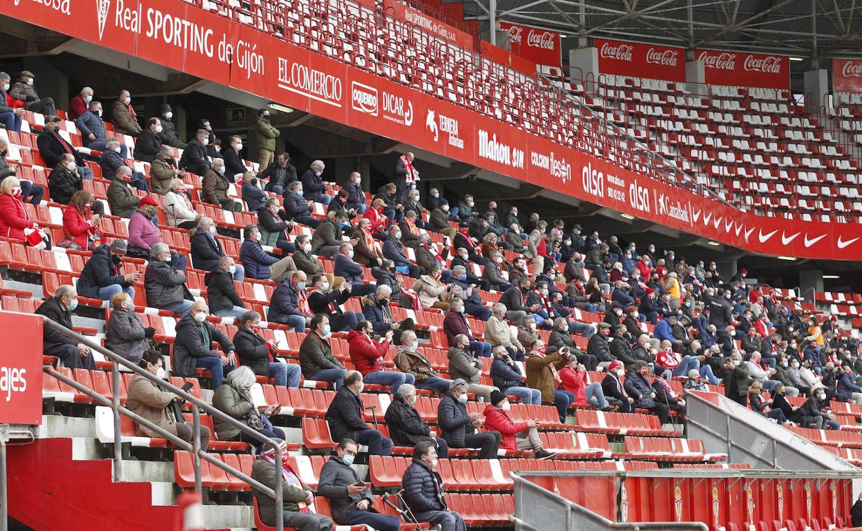 Público en el partido de Copa que enfrentó el pasado mes de enero al Sporting y al Betis, en El Molinón. 