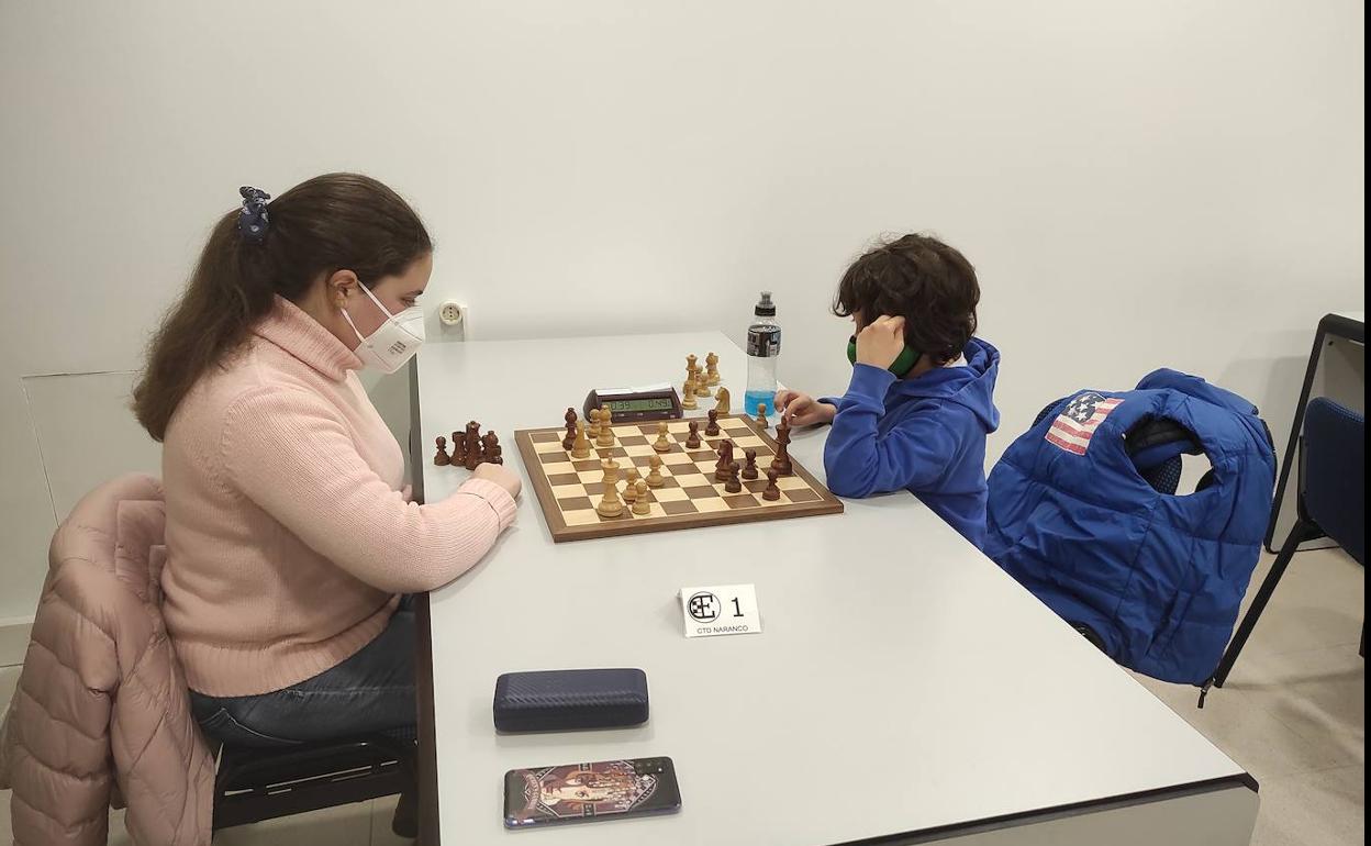 La campeona Paula Martínez frente al subcampeón Roque Ordiz.