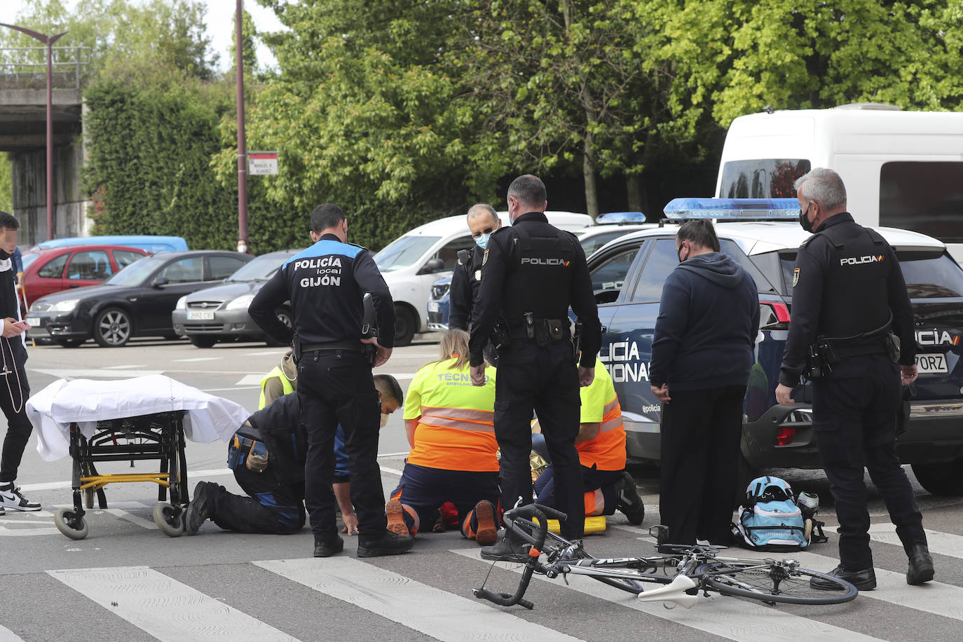 Una joven de 16 años resultó herida en la tarde de este martes tras ser atropellada por un vehículo cuando circulaba en bicicleta por La Calzada.