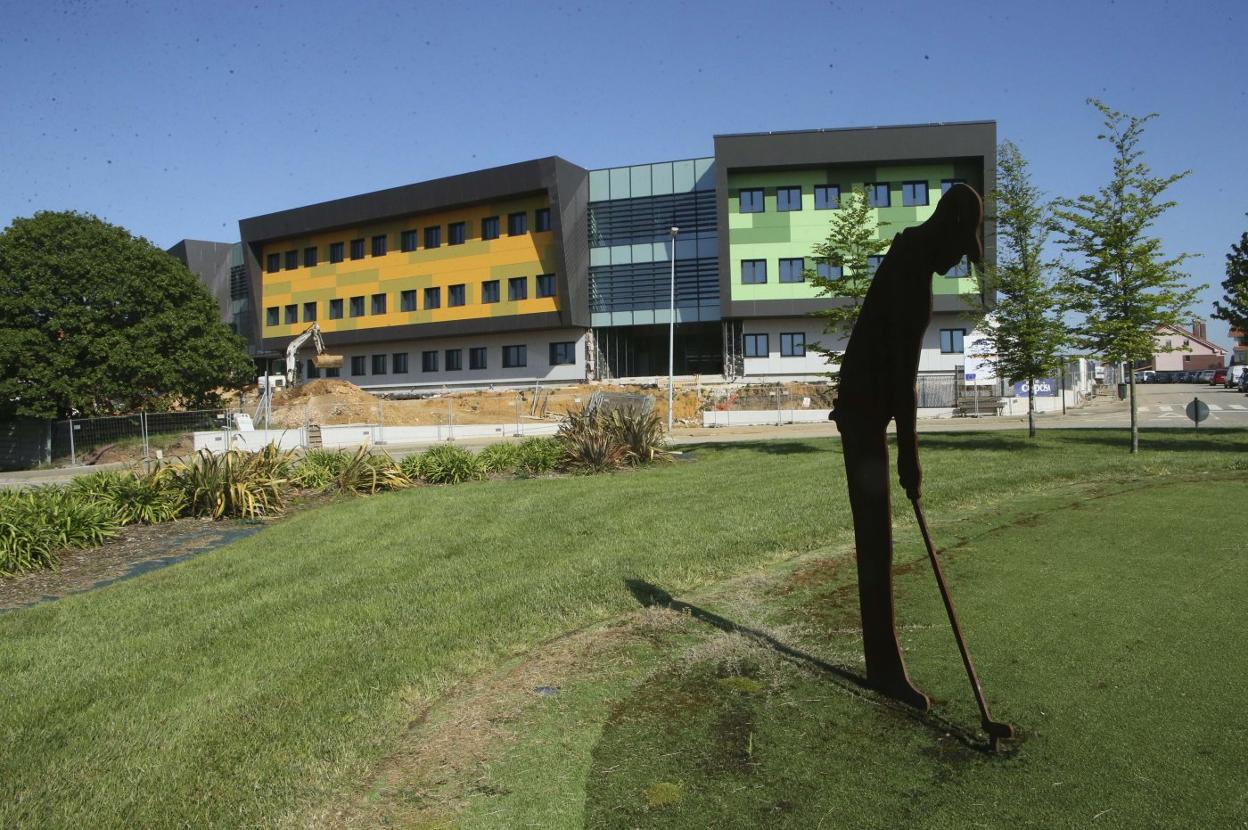 El IES de La Fresneda ya tiene colocadas todas las vidrieras en su estructura. 