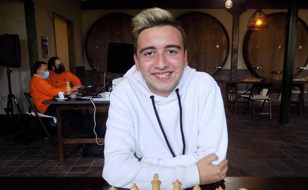 El maestro Iyán Guedes, campeón del primer torneo del Circuito Avilés Activa.