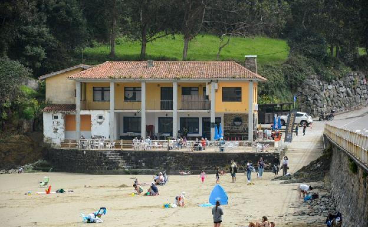 Familias, grupos de jóvenes y surfistas, en la playa de Aguilar, que contará con socorristas