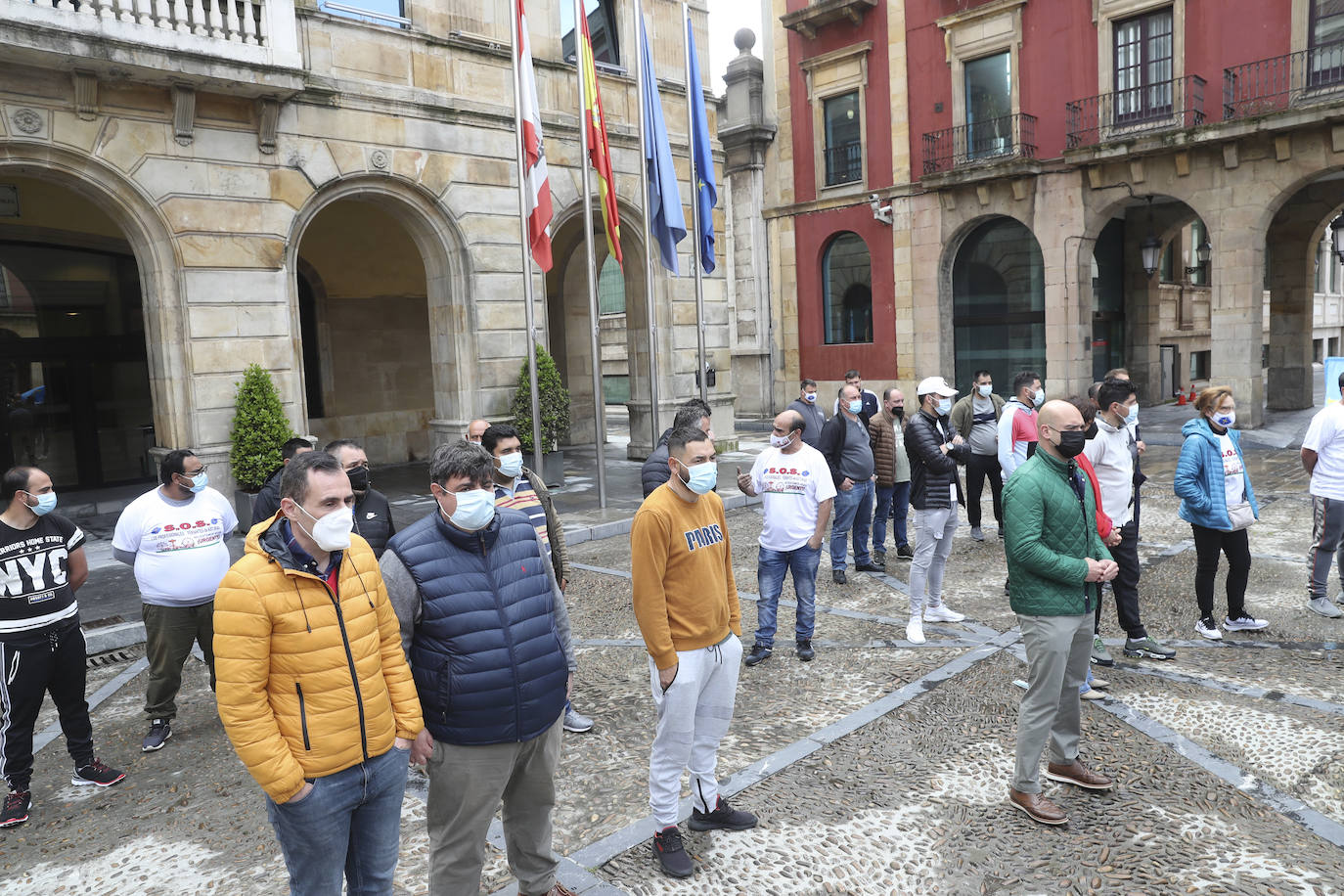 Movilización frente al consistorio gijonés para pedir que cuenten con ellos porque «estamos en la ruina y tenemos derecho a trabajar»