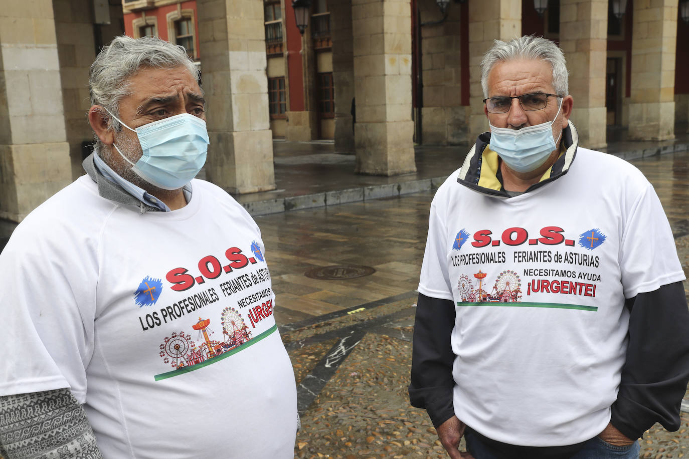 Movilización frente al consistorio gijonés para pedir que cuenten con ellos porque «estamos en la ruina y tenemos derecho a trabajar»