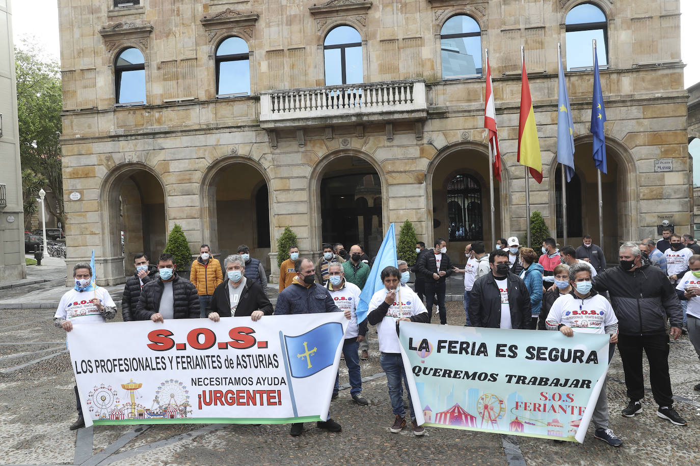 Movilización frente al consistorio gijonés para pedir que cuenten con ellos porque «estamos en la ruina y tenemos derecho a trabajar»