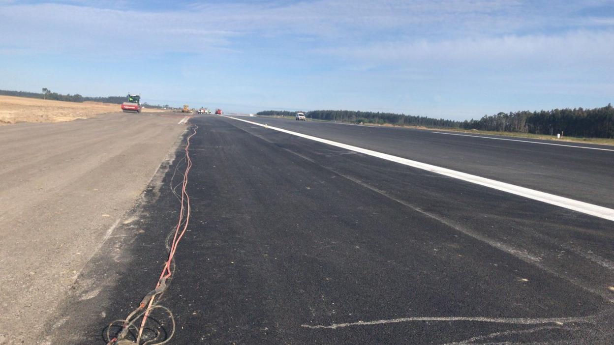 Las obras se centraron ayer en los márgenes de la pista. 