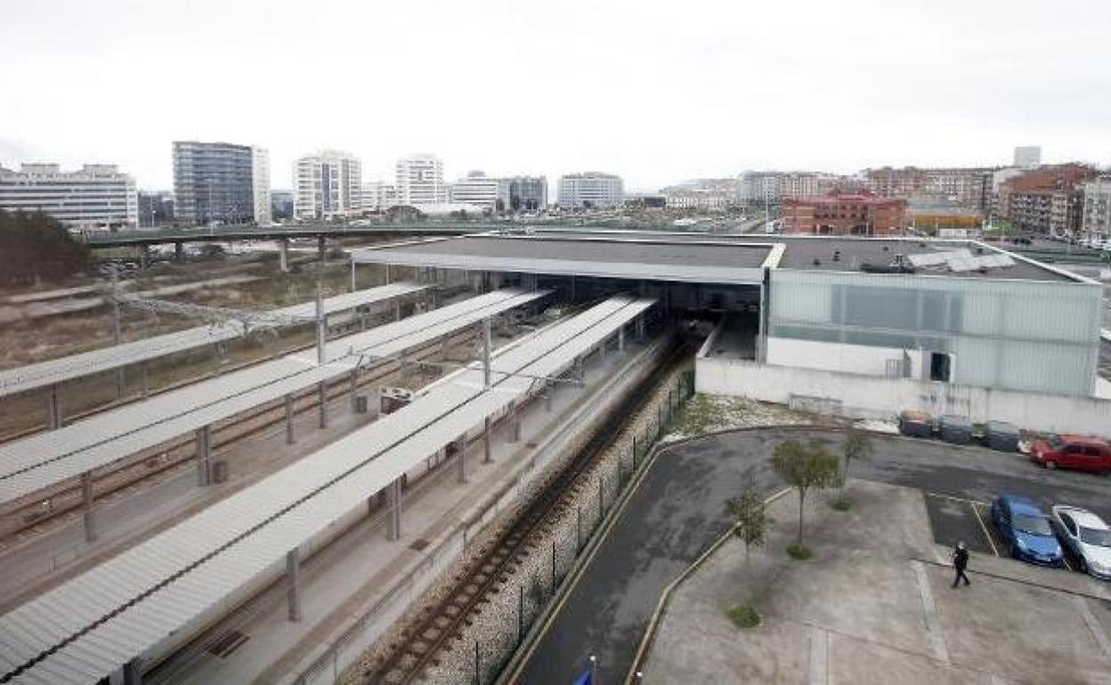 Andenes de la estación provisional, con el 'solarón' al fondo. 