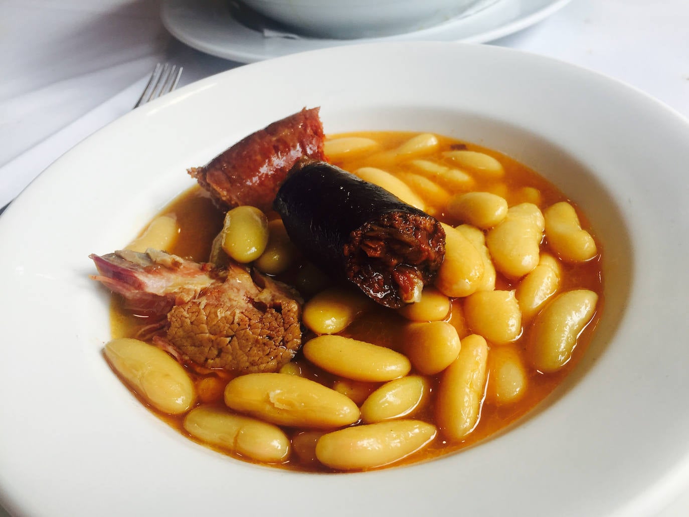 Un plato de fabada asturiana 