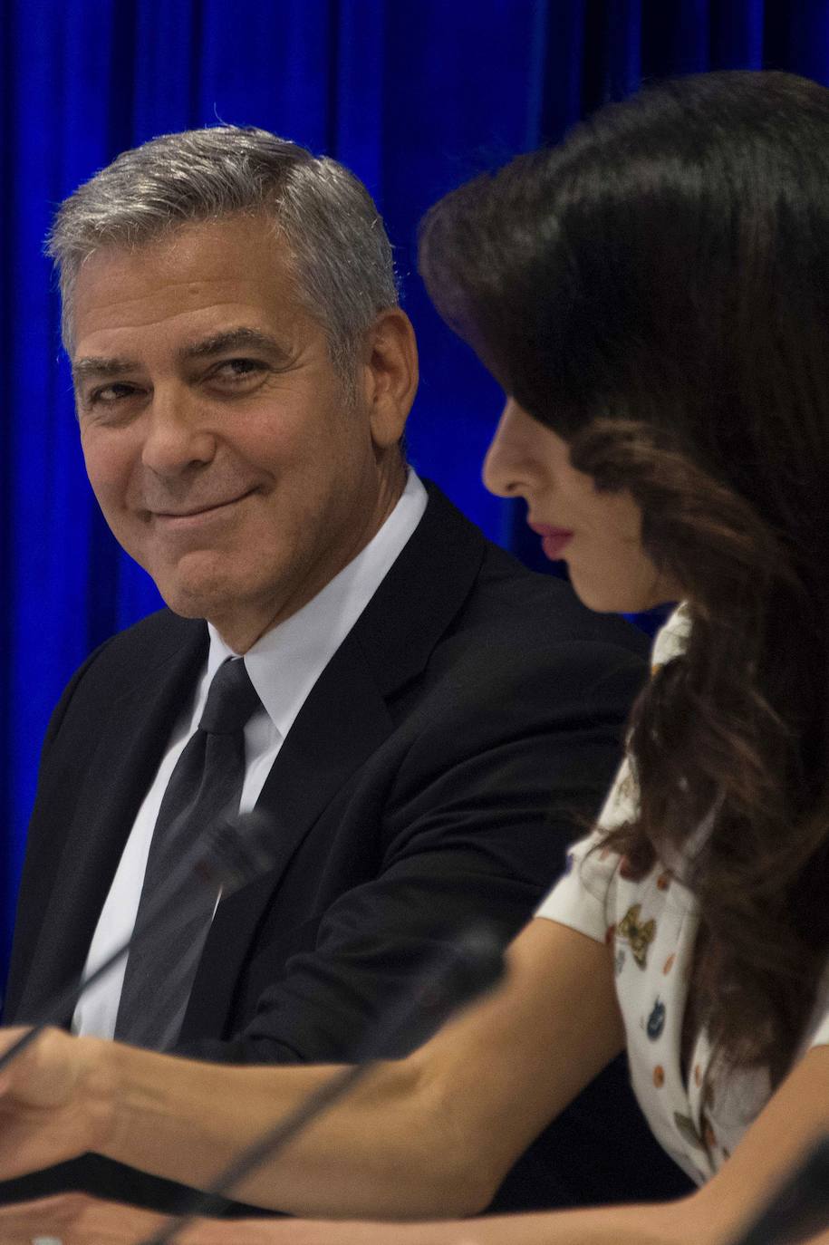 A pocos hombre les sientan tan bien las canas como a él. George Clooney cambia hoy de década para adentrarse en los sesenta sin perder ni un ápice de su natural atractivo. Galán de Hollywood, su indiscutible 'sex appeal' no es, sin embargo, la única de sus virtudes. Destaca por encima de todas las cosas su compromiso social que le ha convertido en voz de numerosos movimientos, desde la violencia en Sudán del Sur o los niños migrantes a la lucha contra el racismo La serie Urgencias le convirtió en estrella pasada la treintena; después llegó el salto al cine, en donde ejerce como actor, director y productor. Obtuvo un Óscar por Argo.