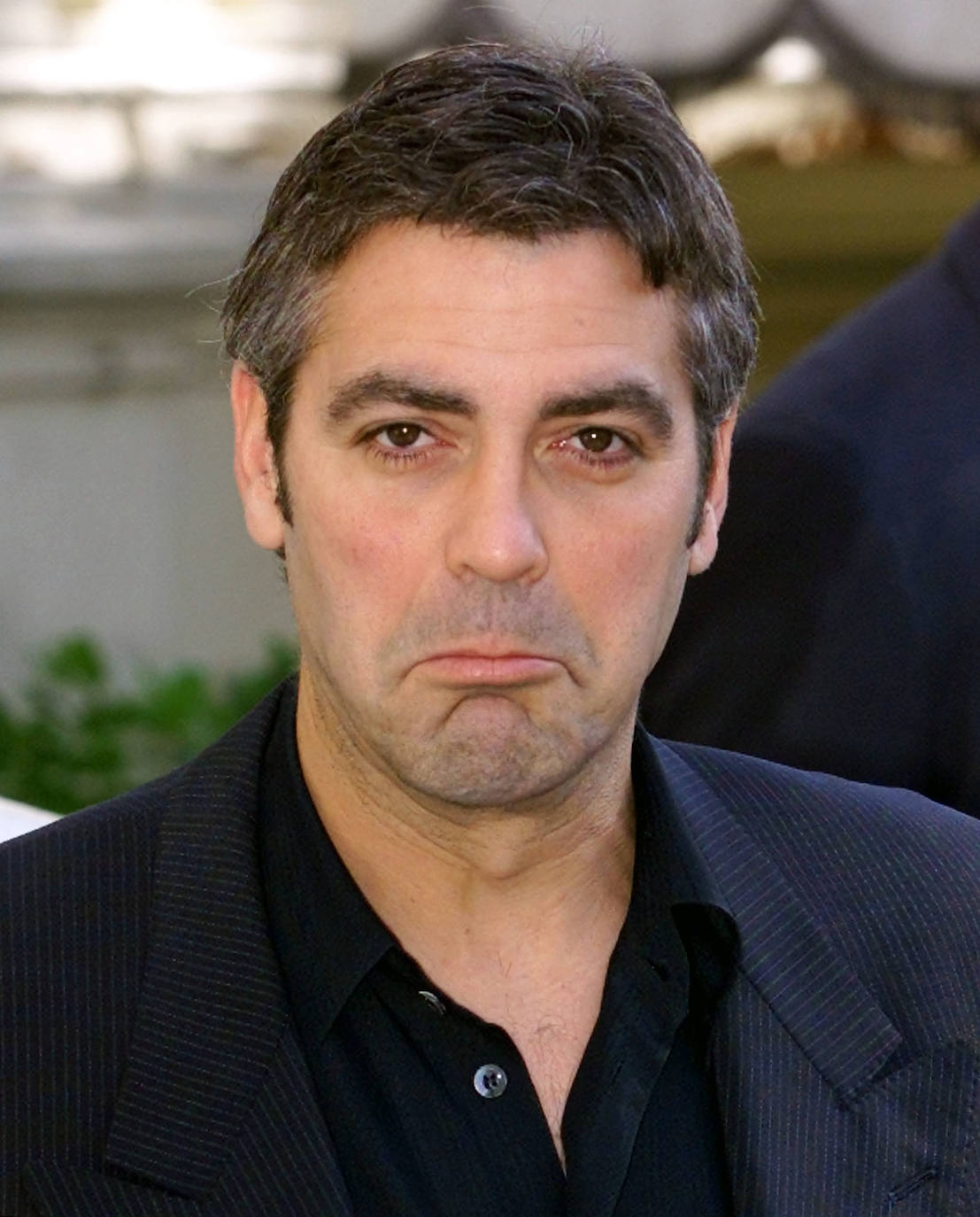 A pocos hombre les sientan tan bien las canas como a él. George Clooney cambia hoy de década para adentrarse en los sesenta sin perder ni un ápice de su natural atractivo. Galán de Hollywood, su indiscutible 'sex appeal' no es, sin embargo, la única de sus virtudes. Destaca por encima de todas las cosas su compromiso social que le ha convertido en voz de numerosos movimientos, desde la violencia en Sudán del Sur o los niños migrantes a la lucha contra el racismo La serie Urgencias le convirtió en estrella pasada la treintena; después llegó el salto al cine, en donde ejerce como actor, director y productor. Obtuvo un Óscar por Argo.