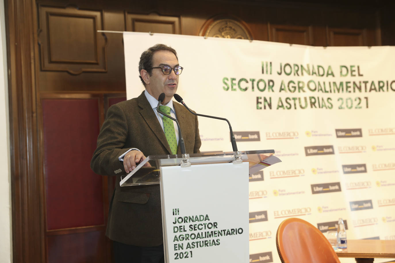 Tras un año de limitaciones causadas por la crisis sanitaria, se ha recuperado la presencialidad en la Jornada del Sector Agroalimentario en Asturias, un evento organizado por EL COMERCIO, con la colaboración del Foro Interalimentario y Liberbank. La alcaldesa de Gijón, Ana González, ha sido la encargada de inaugurar esta tercera jornada, que ha contado con la participación de destacados expertos del sector, como Gema Hernández Maroñas, Víctor Yuste, Mariluz Suárez, José Francisco Pérez y Octavio González Mateos. Además, la clausura ha llegado de la mano del consejero de Medio Rural y Cohesión Territorial, Alejandro Calvo. 