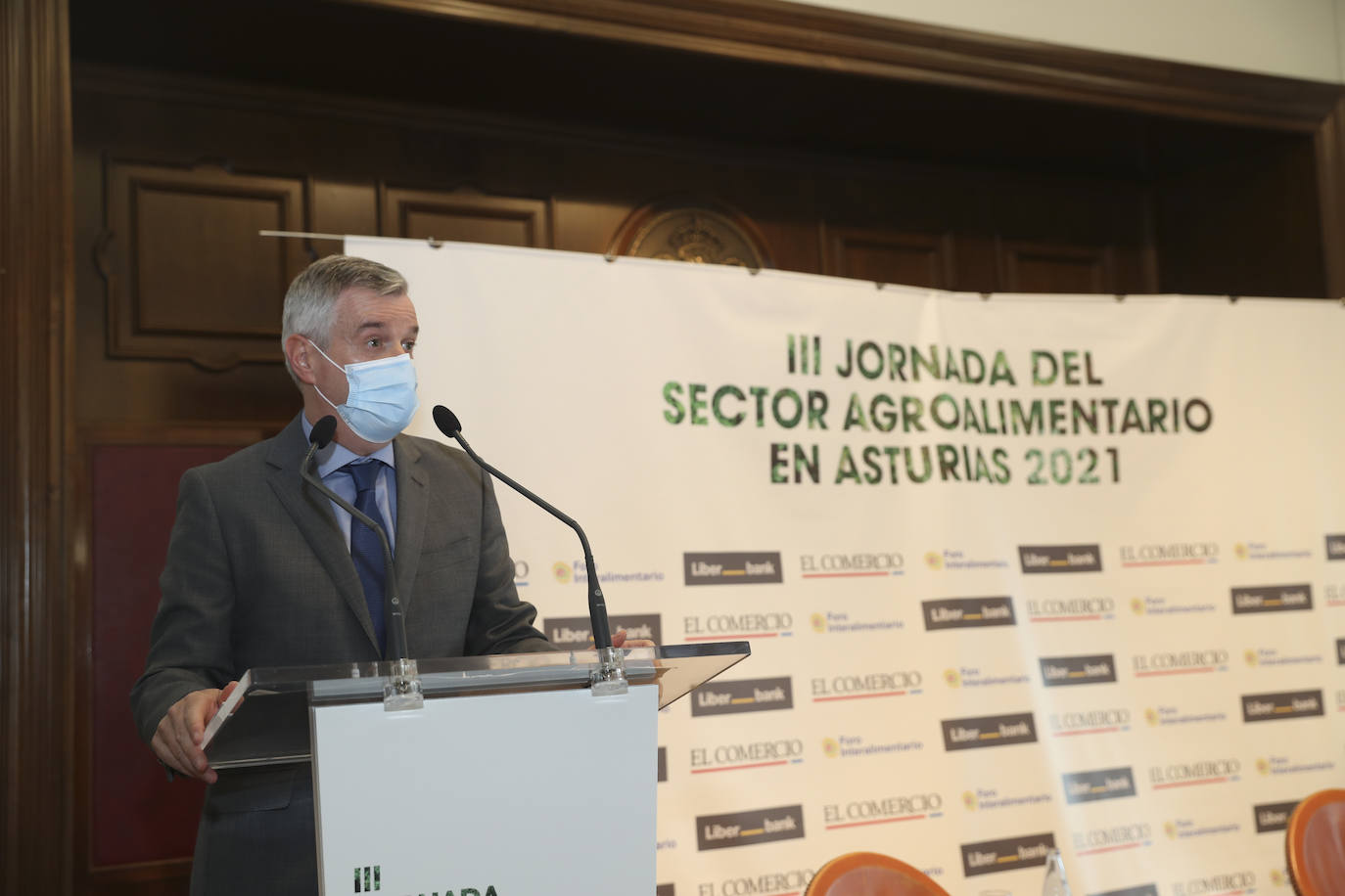 Tras un año de limitaciones causadas por la crisis sanitaria, se ha recuperado la presencialidad en la Jornada del Sector Agroalimentario en Asturias, un evento organizado por EL COMERCIO, con la colaboración del Foro Interalimentario y Liberbank. La alcaldesa de Gijón, Ana González, ha sido la encargada de inaugurar esta tercera jornada, que ha contado con la participación de destacados expertos del sector, como Gema Hernández Maroñas, Víctor Yuste, Mariluz Suárez, José Francisco Pérez y Octavio González Mateos. Además, la clausura ha llegado de la mano del consejero de Medio Rural y Cohesión Territorial, Alejandro Calvo. 