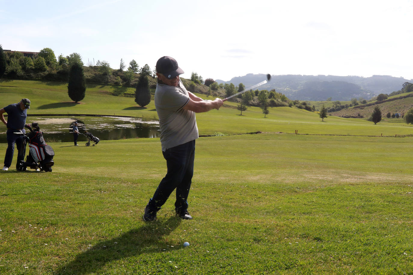 Este viernes dio comienzo la primera prueba del calendario del Trofeo EL COMERCIO-ABANCA en el Club de Golf de Villaviciosa. La competición se desarrollará hasta el domingo. 