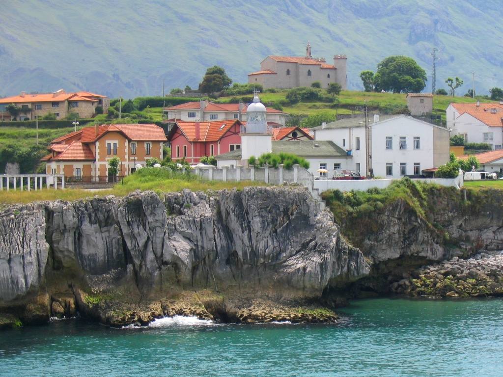 Llanes, Asturias . (5120 búsquedas/mes) Esta población asturiana tiene sus origenes en el siglo XII. Es una de las villas pesqueras más bonitas del Principado y cuenta con un casco histórico declarado Conjunto Histórico-Artístico, que invita a perderse entre sus callejuelas. Según el portal Holidú, en tu visita no puede faltar: La playa del Sablón, el conjunto histórico de la villa de Llanes y los atardeceres en los Cubos de la Memoria. 