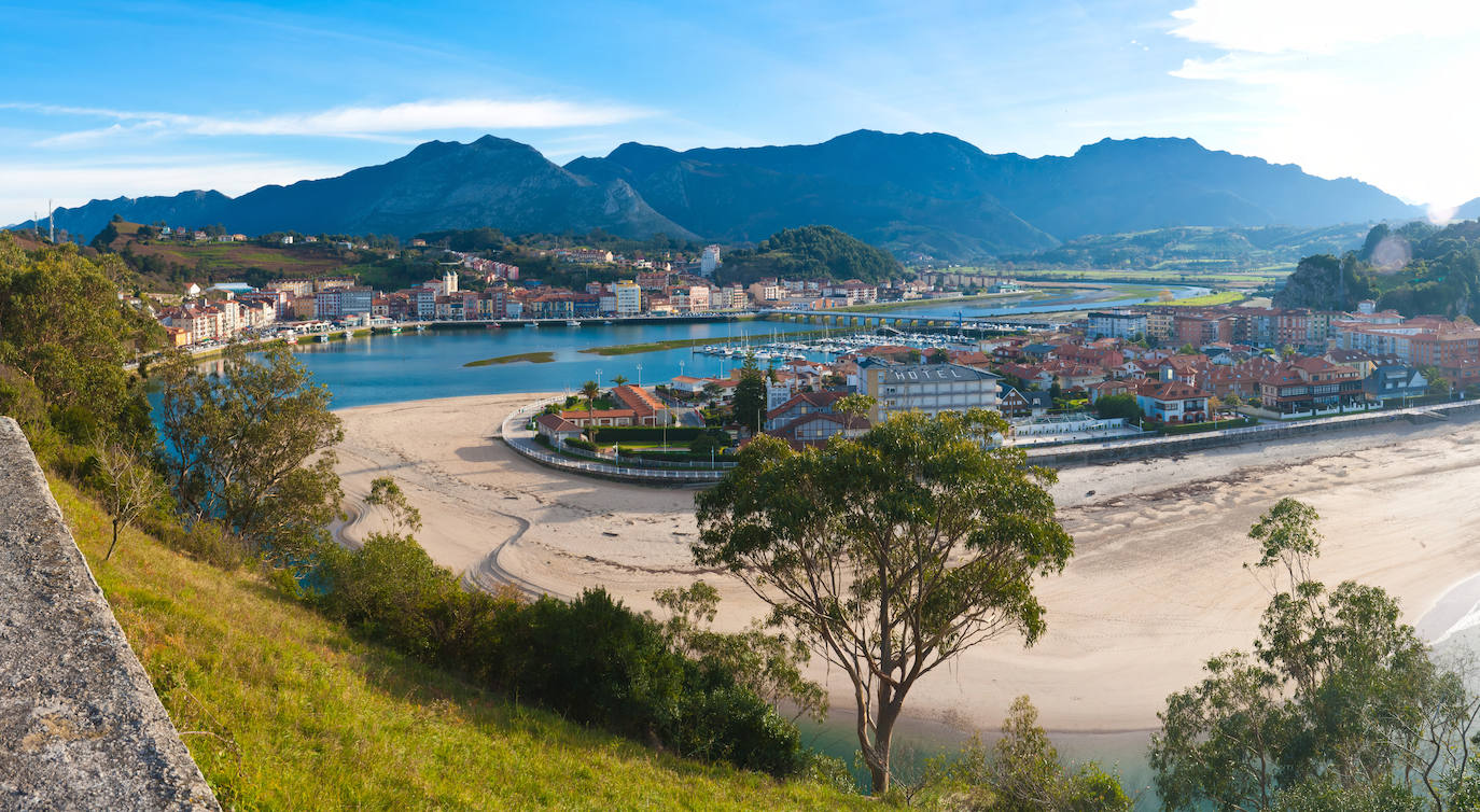 Ribadesella, Asturias . (4990 búsquedas/mes) Conocida por el famoso descenso internacional de piraguas del río Sella; este municipio en pleno corazón de Asturias se ha convertido en una de las villas más visitadas de la costa norte de España. Según el portal Holidú no te puedes perder: Descenso Internacional del Sella, la Cueva de Tito Bustillo y la ermita de la Virgen de la Guía.