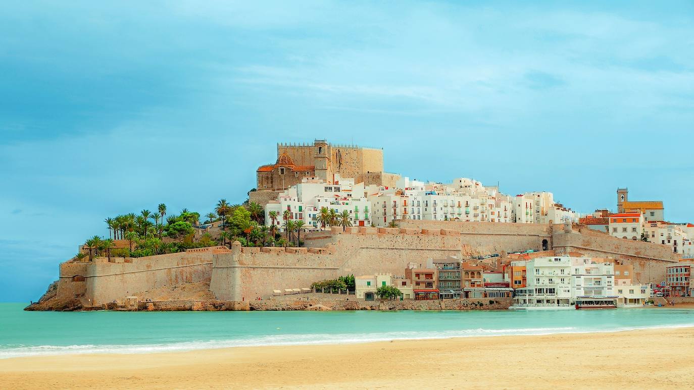 Peñíscola, Castellón . (4600 búsquedas/mes) En plena costa del Azahar encontramos una pequeña península que alzándose hasta 65 metros sobre el mar salvaguarda el histórico Castillo del Papa Luna, una construcción del siglo XII que se ha convertido en uno de los enclaves más representativos de la geografía española.Lo que no te puedes perder, según Holidú: Castillo del Papa Luna, El bufador y el casco histórico. 