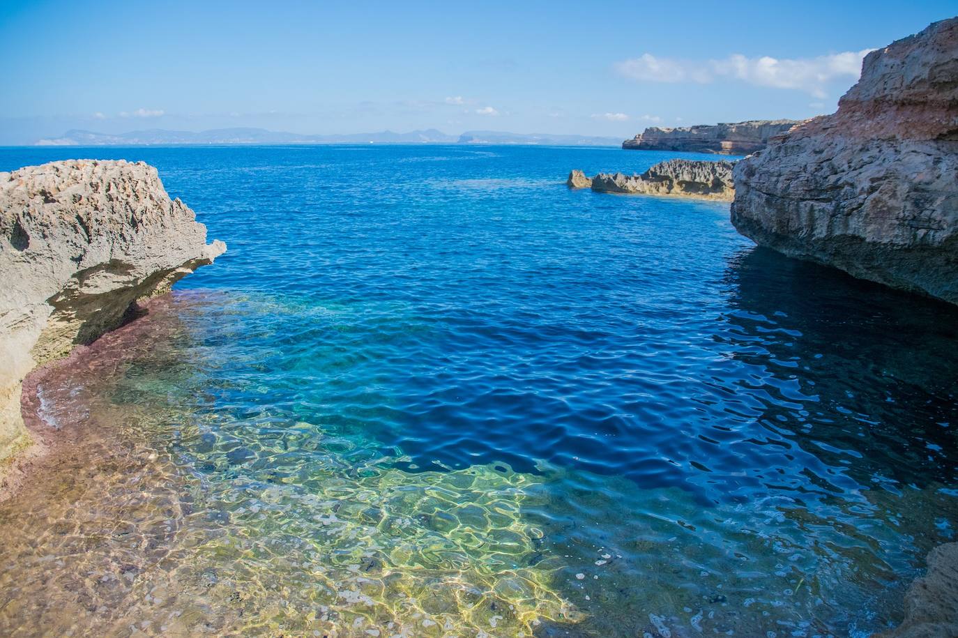 Formentera, Islas Baleares . (4200 búsquedas/mes) Un pequeño tesoro en pleno Mediterráneo lejos del bullicio y ajetreo de sus islas vecinas de Mallorca e Ibiza. Tan solo 82 kilómetros cuadrados, pero suficientes para seducirnos con su riqueza natural y paisajística; playas de arena blanca, aguas cristalinas, paisajes de ensueño y unadeliciosa gastronomía a base de pescado y marisco. En tu visita, segun Holidú, no puedes dejar de ver: Playa de ses illetes, Mirador de Formentera y Mercados tradicionales.