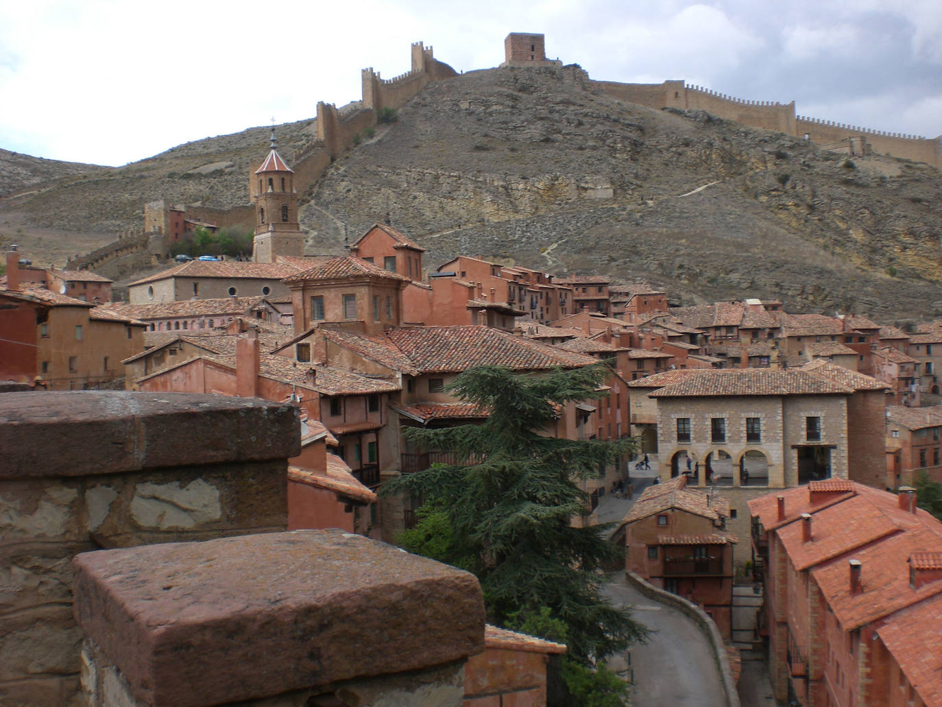 Albarracín, Aragón . (3290 búsquedas/mes) En el corazón de la provincia de Teruel encontramos este pequeño pueblo habitado por poco más de 3.200 personas con callejuelas estrechas y empinadas, casas de color rojizo colgadas sobre el río Guadalaviar y rincones que transportan a tiempos de antaño. Está galardonado como Monumento Nacional desde junio de 1961. Lo que no te puedes perder, según Holidú: Sus murallas, el Alcázar y el nacimiento del río Tajo.