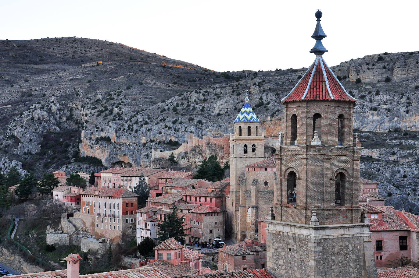 Albarracín, Aragón . (3290 búsquedas/mes) En el corazón de la provincia de Teruel encontramos este pequeño pueblo habitado por poco más de 3.200 personas con callejuelas estrechas y empinadas, casas de color rojizo colgadas sobre el río Guadalaviar y rincones que transportan a tiempos de antaño. Está galardonado como Monumento Nacional desde junio de 1961. Lo que no te puedes perder, según Holidú: Sus murallas, el Alcázar y el nacimiento del río Tajo.