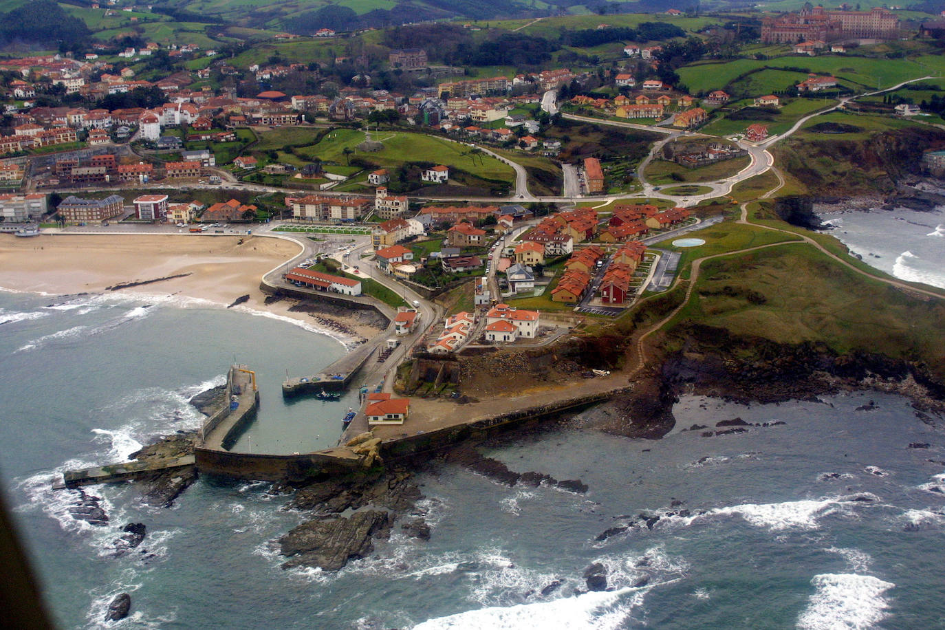 Comillas, Cantabria . (5660 búsquedas/mes) Asentada sobre suaves colinas verdes y a orillas del embravecido mar Cantábrico encontramos Comillas. Este pueblo declarado Conjunto Histórico Artístico destaca tanto por su increíble belleza arquitectónica como paisajística, pero también por su pasado lleno de increíbles acontecimientos que hacen de este un pueblo único y especial. No puedes perderte, según Holidú: El Capricho de Gaudí, el Palacio de Soberallano y el casco antiguo.