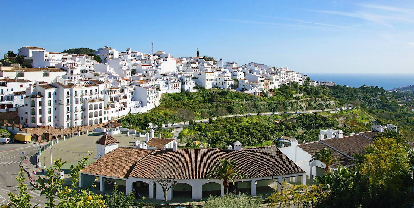 Frigiliana, Andalucía . (3810 búsquedas/mes) A los pies de la Sierra de Almijara, rodeada de colinas verdes y con el Mediterráneo en el horizonte, se descubre Frigiliana. El típico pueblo andaluz con estrechas callejuelas, casas encaladas decoradas con bonitas flores de colores y el rumor de fondo del agua de las fuentes. Ha sido galardonado en varias ocasiones como el pueblo más bonito de Andalucía. Lo que no te puedes perder, según Holidú: la Casa del Apero y el casco histórico. 